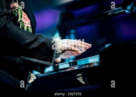 Copenhague, Danemark. 18e, mai 2019. La chanteuse, auteur et compositeur Sir Elton John effectue un concert live au Royal Arena à Copenhague. (Photo crédit : Lasse Lagoni Gonzales - Photo). Banque D'Images