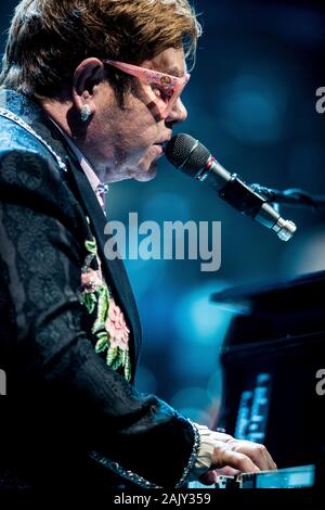 Copenhague, Danemark. 18e, mai 2019. La chanteuse, auteur et compositeur Sir Elton John effectue un concert live au Royal Arena à Copenhague. (Photo crédit : Lasse Lagoni Gonzales - Photo). Banque D'Images