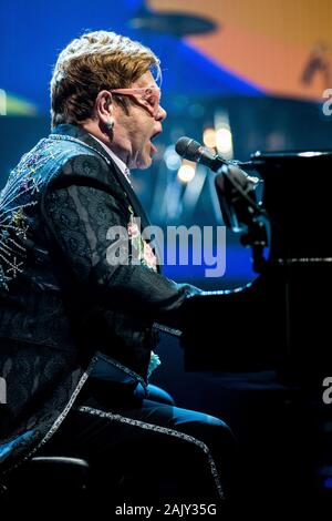 Copenhague, Danemark. 18e, mai 2019. La chanteuse, auteur et compositeur Sir Elton John effectue un concert live au Royal Arena à Copenhague. (Photo crédit : Lasse Lagoni Gonzales - Photo). Banque D'Images