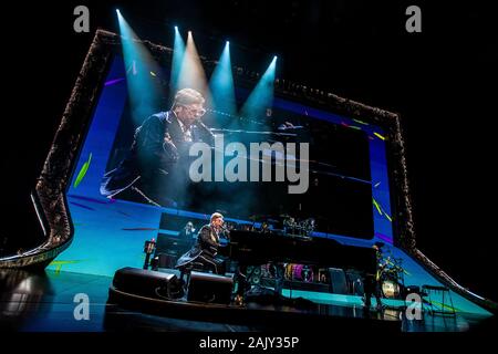 Copenhague, Danemark. 18e, mai 2019. La chanteuse, auteur et compositeur Sir Elton John effectue un concert live au Royal Arena à Copenhague. (Photo crédit : Lasse Lagoni Gonzales - Photo). Banque D'Images