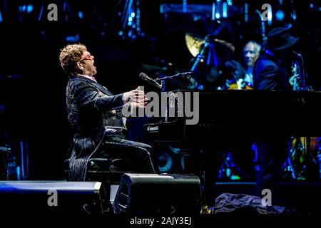 Copenhague, Danemark. 18e, mai 2019. La chanteuse, auteur et compositeur Sir Elton John effectue un concert live au Royal Arena à Copenhague. (Photo crédit : Lasse Lagoni Gonzales - Photo). Banque D'Images