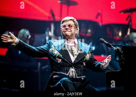 Copenhague, Danemark. 18e, mai 2019. La chanteuse, auteur et compositeur Sir Elton John effectue un concert live au Royal Arena à Copenhague. (Photo crédit : Lasse Lagoni Gonzales - Photo). Banque D'Images