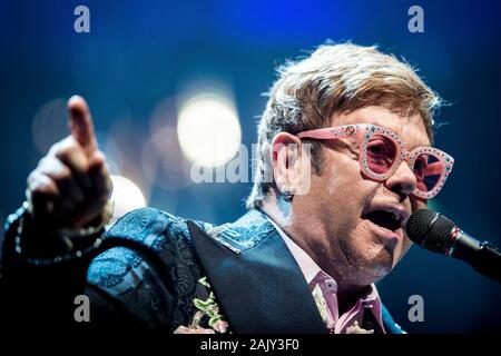 Copenhague, Danemark. 18e, mai 2019. La chanteuse, auteur et compositeur Sir Elton John effectue un concert live au Royal Arena à Copenhague. (Photo crédit : Lasse Lagoni Gonzales - Photo). Banque D'Images