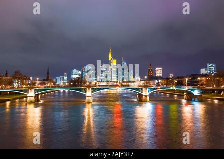 Frankfurt am Main de nuit avec vue de nuit sur le pont et gratte-ciel, Allemagne Banque D'Images