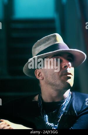 Ian Dury dans un studio d'enregistrement à Londres en 1980 Banque D'Images