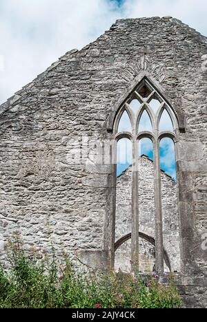 Mur de pierre d'une vieille ruine de l'Eglise en Irlande Banque D'Images