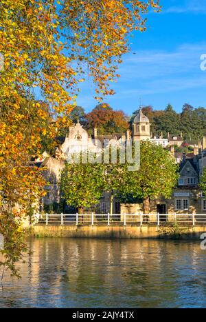 Les berges de la rivière de Bradford on Avon sur la rivière Avon, Wiltshire, Royaume-Uni Banque D'Images