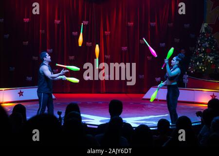 FUNCHAL, PORTUGAL - Décembre 2019 : Homme et femme jongle dans le cirque arena Banque D'Images