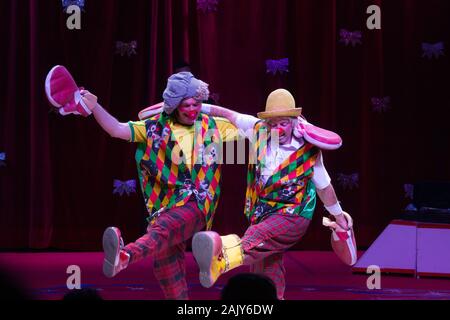 FUNCHAL, PORTUGAL - Décembre 2019 : deux hommes au cirque clowns Banque D'Images