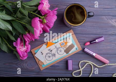 Belle femme effets personnels et tasse de café chaud, une télévision. Banque D'Images