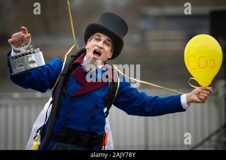 Brême, Allemagne. 08Th Jan, 2020. Coupe-glace pariant Peter Lüchinger gesticule vers l'auditoire. La coutume de la Brême paris glace remonte à Brême les marchands qui en 1828 bet si le Weser seraient gelés au début de janvier 1829. Lors du rituel, un 99-pound adapter doit utiliser un fer chaud pour vérifier si la rivière est gelée ou de glace. Le spectacle attire de nombreux spectateurs à la Weser chaque année. Credit : Sina Schuldt/dpa/Alamy Live News Banque D'Images