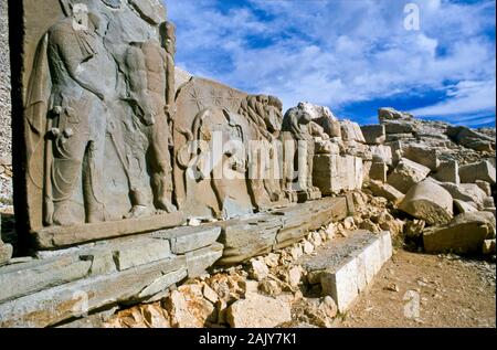 Nemrut Dagi, tomb-sanctuaire du Roi Antiochus, flanqué de statues énormes construit au sommet d'une montagne dans les montagnes du Taurus. Banque D'Images