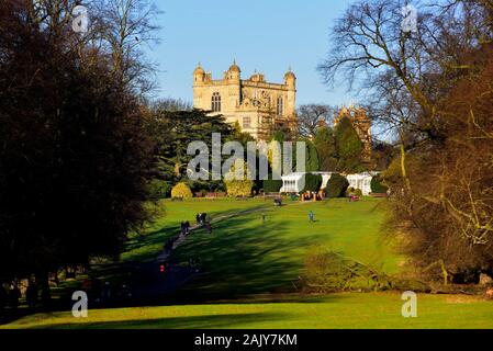 Une vue de Wollaton Hall en raison de Wollaton Park, Nottingham, Angleterre, Royaume-Uni Banque D'Images