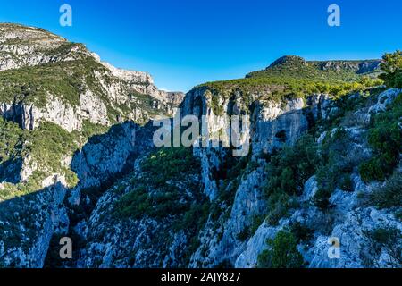 Les Gorges du Verdon, Gorges du Verdon, un paysage extraordinaire du célèbre canyon de la liquidation et du vert turquoise river et high limestone rocks en français Al Banque D'Images