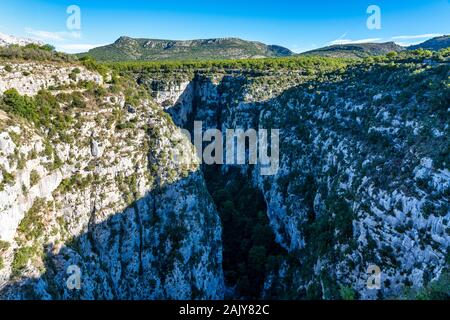 Les Gorges du Verdon, Gorges du Verdon, un paysage extraordinaire du célèbre canyon de la liquidation et du vert turquoise river et high limestone rocks en français Al Banque D'Images