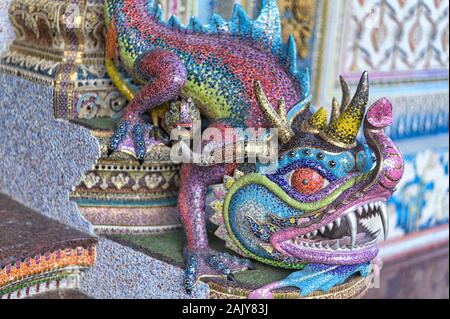 Yan Nawa, Bangkok / Thaïlande / Décembre 22, 2019 : Wat Pariwat. Lieu étrange et incroyable. Il y a des charges des sculptures faites à la main à l'extérieur wal Banque D'Images