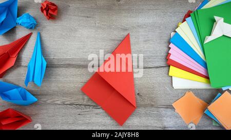 Papiers Colorés pour origami sur table en bois avec plusieurs pliage Banque D'Images