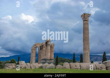 Le Temple de Zeus Olympien également connu sous le nom de l'Olympieion ou colonnes de la Zeus Olympien, est un ancien temple colossal au centre de la partie Banque D'Images
