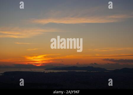 Coucher du soleil à Athènes sur un ciel nuageux avec une vue sur la ville depuis la colline de Lycabettus Banque D'Images