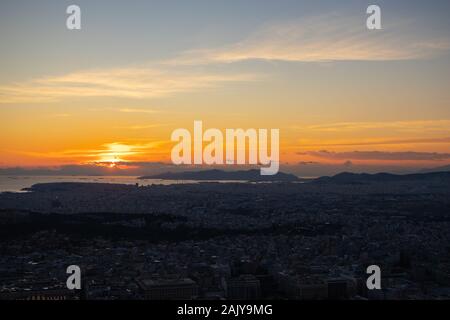 Coucher du soleil à Athènes sur un ciel nuageux avec une vue sur la ville depuis la colline de Lycabettus Banque D'Images