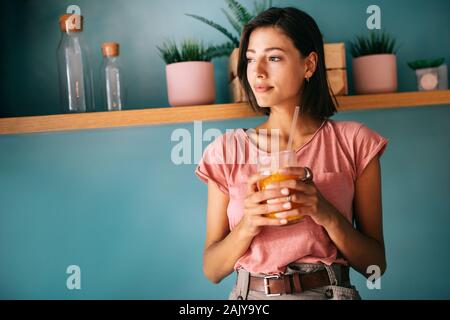 Happy smiling woman drinking detox moothie. Banque D'Images