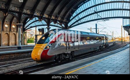 La gare de York ANGLETERRE LOCOMOTIVES ET TRAINS D'AZUMA LNER ENTRANT DANS LA STATION Banque D'Images