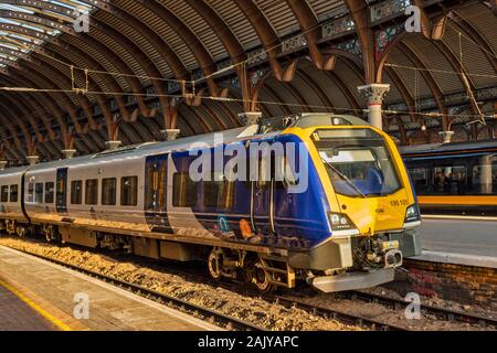 YORK ANGLETERRE DU NORD GARE TRAIN EN ATTENTE À UNE PLATE-FORME Banque D'Images