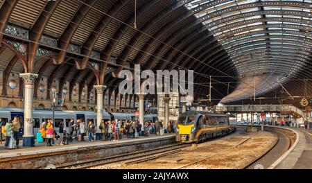 La gare de York ANGLETERRE PASSAGERS SUR LA PLATE-FORME EN ATTENTE D'EMBARQUER LE TRAIN DE GRAND CENTRAL Banque D'Images