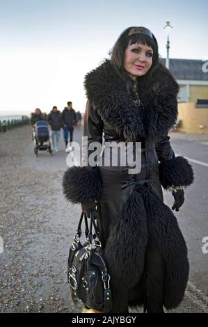 Une femme élégante promenades à Brighton Banque D'Images
