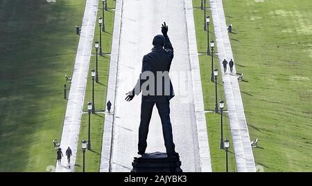 Edward Carson's statue dans le parc du parlement de Stormont à Belfast comme l'approche de l'échéance pour la reprise d'une assemblée générale de partage du pouvoir en Irlande du Nord. Banque D'Images