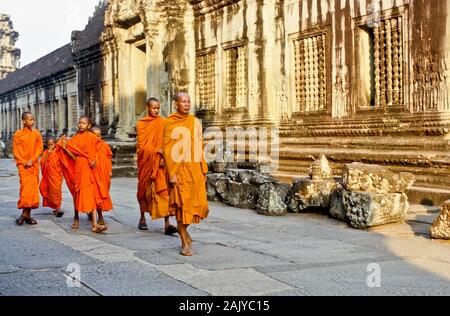 Angkor Wat, les moines se rendant sur le old capitol Banque D'Images