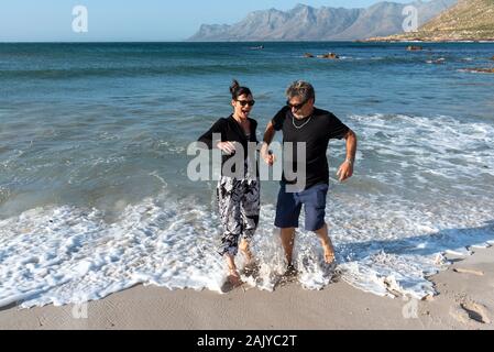 Rooiels, Western Cape, Afrique du Sud. Décembre 2019, les vacanciers s'amuser dans la mer à Rooiels une petite station balnéaire sur False Bay. Banque D'Images