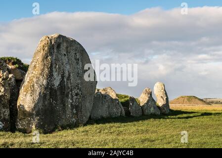 West Kennett long Barrow près d'Avebury, Wiltshire, Royaume-Uni, un monticule funéraire néolithique ou tombeau chamberé construit autour de 3700 av. J.-C., avec Silbury Hill en arrière-plan Banque D'Images