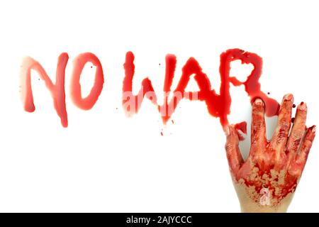 War mot est écrit avec le doigt bloody sur fond blanc, d'une goutte de sang Banque D'Images