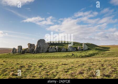 (West Kennet Long Barrow) Kennett ou près d'Avebury, Wiltshire, Royaume-Uni. Un tumulus néolithique ou chambré tombeau, construit autour de 3700 BC Banque D'Images