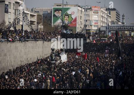 Téhéran, Iran. 6 janvier, 2020. Cercueils contenant des corps de l'ancien commandant de la force Qods IRGS Qasem Soleimani, Iraqi-Iranian sous-chef de la mobilisation des forces armées populaires (Hashd Shaabi) commandant Jamal Ja'far Muhammad Ali Al Ibrahim, connu par la kunya Abou Mahdi al-Muhandis et quatre autres membres de l'Corps transportant par camion pendant les funérailles d'un dans le centre de Téhéran, Iran. Soleimani a été tué dans un bombardement ciblé sur nous 03 janvier 2020 à Bagdad, Iraq. Les processions de la première fois l'Iran à l'honneur d'un seul homme avec une cérémonie de la ville. Pas même Ayatolla Banque D'Images