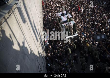 Téhéran, Iran. 6 janvier, 2020. Cercueils contenant des corps de l'ancien commandant de la force Qods IRGS Qasem Soleimani, Iraqi-Iranian sous-chef de la mobilisation des forces armées populaires (Hashd Shaabi) commandant Jamal Ja'far Muhammad Ali Al Ibrahim, connu par la kunya Abou Mahdi al-Muhandis et quatre autres membres de l'Corps transportant par camion pendant les funérailles d'un dans le centre de Téhéran, Iran. Soleimani a été tué dans un bombardement ciblé sur nous 03 janvier 2020 à Bagdad, Iraq. Les processions de la première fois l'Iran à l'honneur d'un seul homme avec une cérémonie de la ville. Pas même Ayatolla Banque D'Images