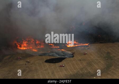 (200106) -- BRISBANE, le 6 janvier 2020 (Xinhua) -- photos prises le 20 décembre 2019 montre les camions incendie travaillant au site de l'incendie de Lexton bush dans l'ouest de Victoria, Australie. Le gouvernement australien a lancé le Programme national de récupération de brousse qui serait financé avec une période initiale de deux milliards de dollars australiens (1,38 milliards de dollars américains) le lundi. (Wayne Riggs/CFA/document via Xinhua) Banque D'Images