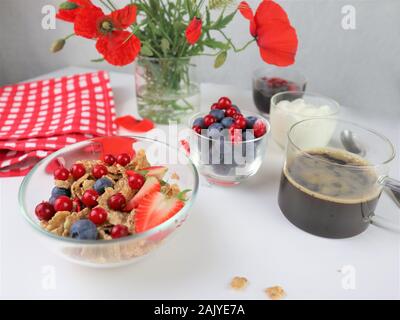 Petit-déjeuner servi avec du café, des céréales et des fruits. Alimentation équilibrée. Banque D'Images