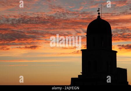 Superbe vue sur le coucher du soleil avec silhouette de l'église franciscaine et monastaire dans la vieille ville de Dubrovnik, en Croatie Banque D'Images