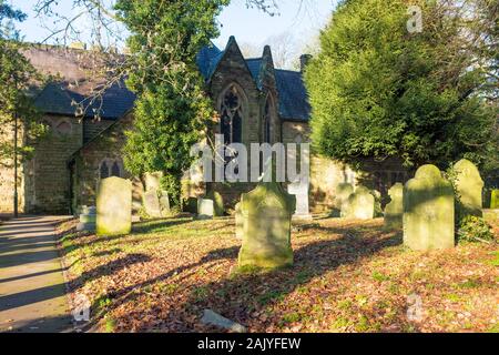 Cimetière à l'église St Pierre à Harborne, Birmingham, en hiver soleil Banque D'Images