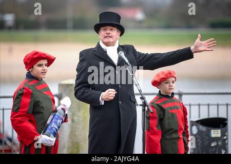 Brême, Allemagne. 08Th Jan, 2020. Le maître de cérémonie et deux grooms de schnaps bienvenue les spectateurs. La coutume de la Brême paris glace remonte à Brême les marchands qui en 1828 bet si le Weser seraient gelés au début de janvier 1829. Lors du rituel, un 99-pound adapter doit utiliser un fer chaud pour vérifier si la rivière est gelée ou de glace. Le spectacle attire de nombreux spectateurs à la Weser chaque année. Credit : Sina Schuldt/dpa/Alamy Live News Banque D'Images