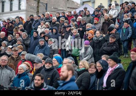 Brême, Allemagne. 08Th Jan, 2020. Surveiller l'action des spectateurs. La coutume de la Brême paris glace remonte à Brême les marchands qui en 1828 bet si le Weser seraient gelés au début de janvier 1829. Lors du rituel, un 99-pound adapter doit utiliser un fer chaud pour vérifier si la rivière est gelée ou de glace. Le spectacle attire de nombreux spectateurs à la Weser chaque année. Credit : Sina Schuldt/dpa/Alamy Live News Banque D'Images