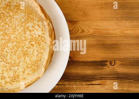 Crêpes frits sur la vieille table en bois. Vue d'en haut Banque D'Images