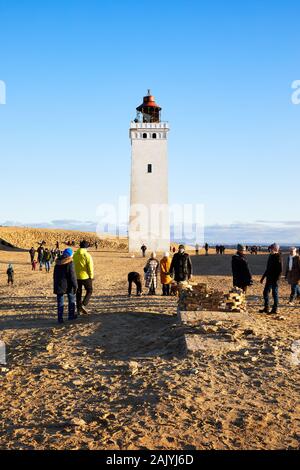 Les gens marcher dans les dunes de sable par le phare de Rubjerg Knude Rubjerg Knude (ARY) ; Danemark Banque D'Images