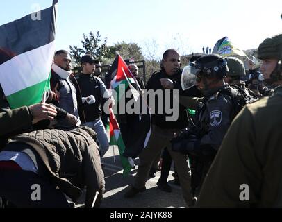 6 janvier 2020 : Qalqilya, Cisjordanie, Palestine. 06 janvier 2020. Des soldats israéliens en conflit avec les manifestants palestiniens lors d'une marche anniversaire du Fatah et une manifestation près des villages de l'INAB Ilyas et Izbat Al-Tabib, sur l'est de Qalqilya. Les villages de Izbat al-Tabib et de Nabi Elyas appartiennent au gouvernorat de Qalqilya et de se coucher sur la partie palestinienne de l'est du mur de séparation. Le bâtiment voisin de la colonie israélienne Alfei Menashe ensemble avec la construction de la barrière israélienne ont donné lieu à une confiscation des terres des villages, dont l'économie a été principalement ba Banque D'Images