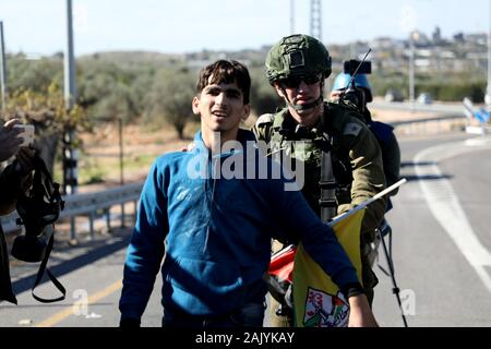 6 janvier 2020 : Qalqilya, Cisjordanie, Palestine. 06 janvier 2020. Des soldats israéliens en conflit avec les manifestants palestiniens lors d'une marche anniversaire du Fatah et une manifestation près des villages de l'INAB Ilyas et Izbat Al-Tabib, sur l'est de Qalqilya. Les villages de Izbat al-Tabib et de Nabi Elyas appartiennent au gouvernorat de Qalqilya et de se coucher sur la partie palestinienne de l'est du mur de séparation. Le bâtiment voisin de la colonie israélienne Alfei Menashe ensemble avec la construction de la barrière israélienne ont donné lieu à une confiscation des terres des villages, dont l'économie a été principalement ba Banque D'Images