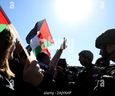 6 janvier 2020 : Qalqilya, Cisjordanie, Palestine. 06 janvier 2020. Des soldats israéliens en conflit avec les manifestants palestiniens lors d'une marche anniversaire du Fatah et une manifestation près des villages de l'INAB Ilyas et Izbat Al-Tabib, sur l'est de Qalqilya. Les villages de Izbat al-Tabib et de Nabi Elyas appartiennent au gouvernorat de Qalqilya et de se coucher sur la partie palestinienne de l'est du mur de séparation. Le bâtiment voisin de la colonie israélienne Alfei Menashe ensemble avec la construction de la barrière israélienne ont donné lieu à une confiscation des terres des villages, dont l'économie a été principalement ba Banque D'Images