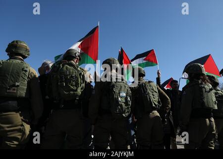 6 janvier 2020 : Qalqilya, Cisjordanie, Palestine. 06 janvier 2020. Des soldats israéliens en conflit avec les manifestants palestiniens lors d'une marche anniversaire du Fatah et une manifestation près des villages de l'INAB Ilyas et Izbat Al-Tabib, sur l'est de Qalqilya. Les villages de Izbat al-Tabib et de Nabi Elyas appartiennent au gouvernorat de Qalqilya et de se coucher sur la partie palestinienne de l'est du mur de séparation. Le bâtiment voisin de la colonie israélienne Alfei Menashe ensemble avec la construction de la barrière israélienne ont donné lieu à une confiscation des terres des villages, dont l'économie a été principalement ba Banque D'Images