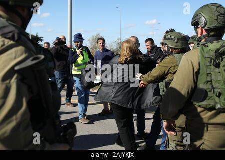 6 janvier 2020 : Qalqilya, Cisjordanie, Palestine. 06 janvier 2020. Des soldats israéliens en conflit avec les manifestants palestiniens lors d'une marche anniversaire du Fatah et une manifestation près des villages de l'INAB Ilyas et Izbat Al-Tabib, sur l'est de Qalqilya. Les villages de Izbat al-Tabib et de Nabi Elyas appartiennent au gouvernorat de Qalqilya et de se coucher sur la partie palestinienne de l'est du mur de séparation. Le bâtiment voisin de la colonie israélienne Alfei Menashe ensemble avec la construction de la barrière israélienne ont donné lieu à une confiscation des terres des villages, dont l'économie a été principalement ba Banque D'Images